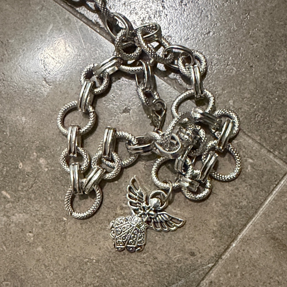 Chunky Chain Silver Angel Pendant Necklace - Picture 3 of 6